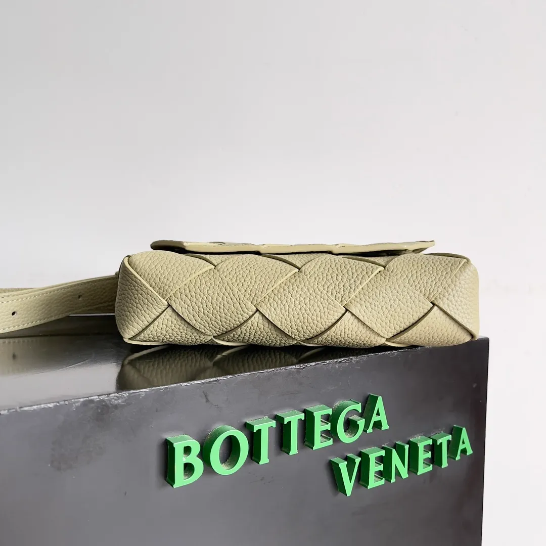 Batch 1860 BOTTEGA VENETA new Diago crossbody bag The diagonally built dynamic silhouette shows unique ingenuity. As a member of the B family's early autumn series, it uses the highest quality calfskin. The entire bag is softer, thicker and heavier, and durable. It is equipped with an adjustable strap. The texture of the 3cm wide leather strap is very similar to the litchi pattern. It is slightly stiffer than the litchi pattern. It is low-key, luxurious and full of connotation. It is refreshing and comfortable to match the upper body. Hu Yitian was also successfully captured by it. Style number: 795637 Size: 22.5*16.5*5.5cm